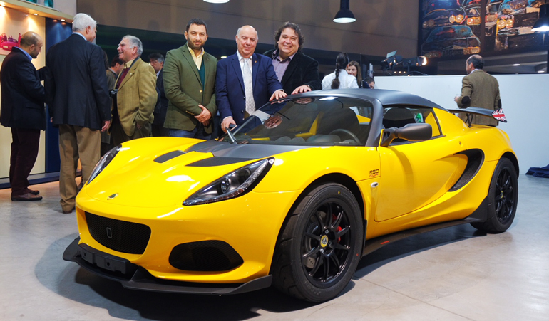 Το zougla.gr βρέθηκε στα αποκαλυπτήρια της ειδικής αυτής Lotus Elise. Από αριστερά: Βασίλης Σαρημπαλίδης, Γιώργος Λυμπεράκης και Πάρις Ποντίκας (φωτό: Σπύρος Κανατάς)