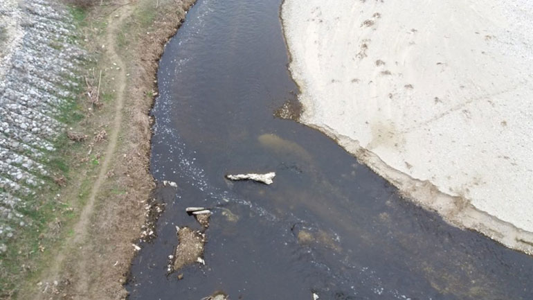 Λάρισα: Έντονη η ρύπανση του Τιταρήσιου ποταμού από απόβλητα