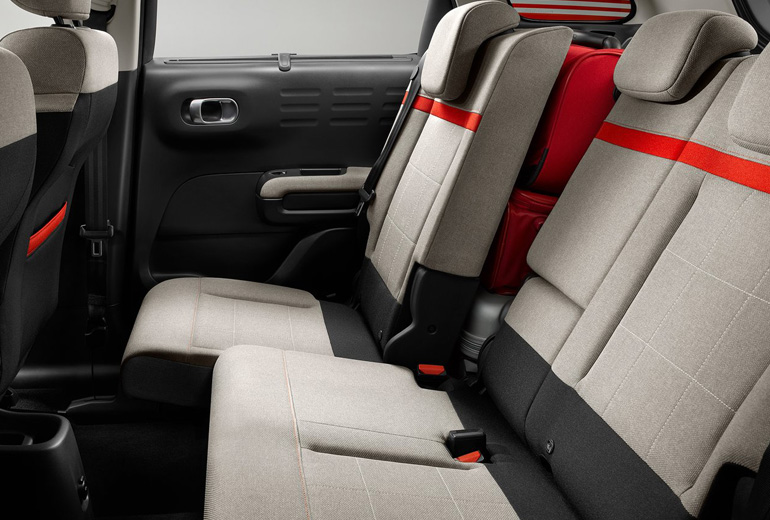 Όμορφες επενδύσεις στα πίσω καθίσματα και απόλυτη ευελιξία