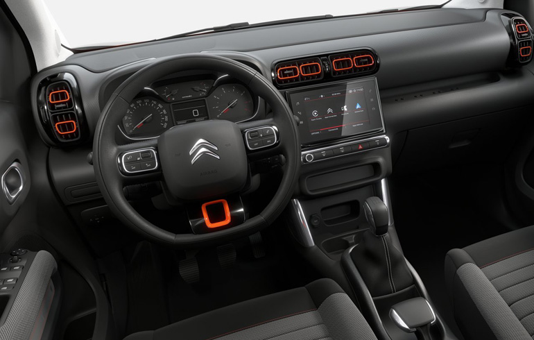 Ευρύχωρο, πρακτικό και με μοντέρνους τόνους το σαλόνι