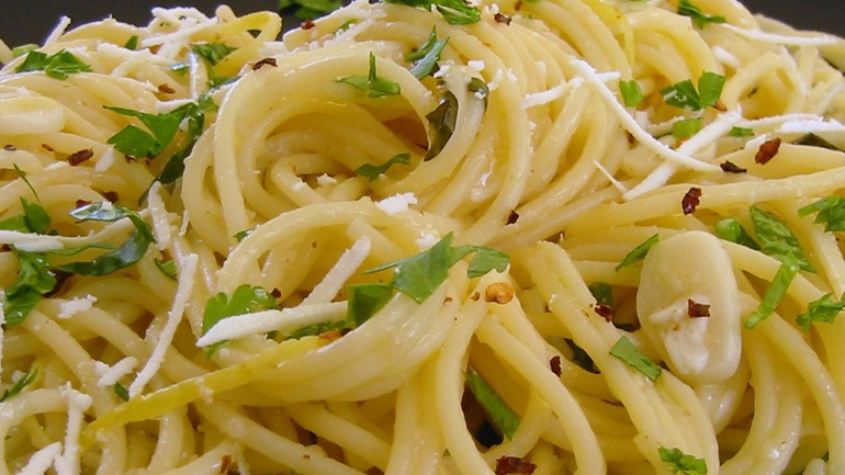 Λιγκουίνι με σκόρδο και τυρί