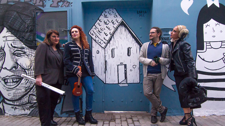 «Ο Α.Π. στο σπίτι μας» σε σκηνοθεσία Ιωάννας Μπακαλάκου στον Τεχνοχώρο Φάμπρικα