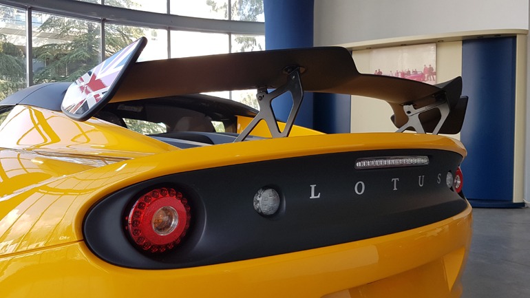 Η αεροτομή αυτή προκαλεί μεγάλη κάθετη δύναμη όταν το όχημα κινείται πάνω από 200 χλμ./ώρα