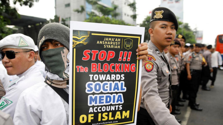 Ινδονησία: Εκατοντάδες ισλαμιστές διαδήλωσαν κατά του Facebook