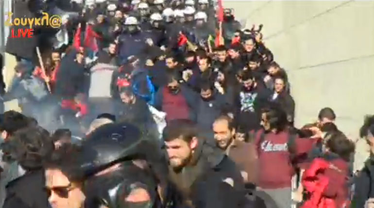  Ένταση επικράτησε κατά τη διάρκεια της συγκέντρωσης μπροστά από το μνημείο του Αγνώστου Στρατιώτη όταν διαδηλωτές επεδίωξαν να ανέβουν τα σκαλοπάτια που οδηγούν στον προαύλιο χώρο της Βουλής