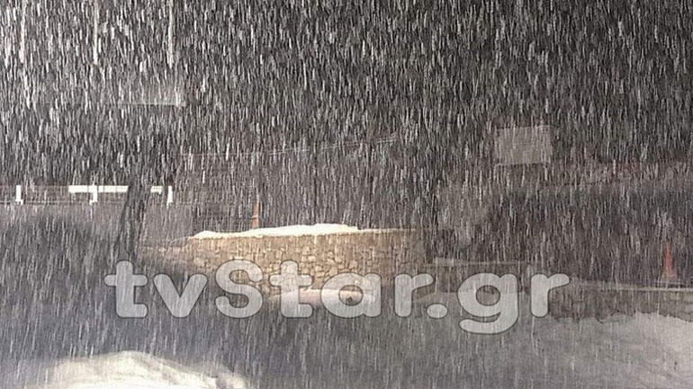 Έντονη χιονόπτωση στον Παρνασσό