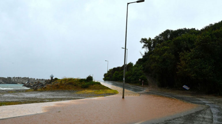 Λάρισα: Η θάλασσα βγήκε στο δρόμο στα παράλια του νομού