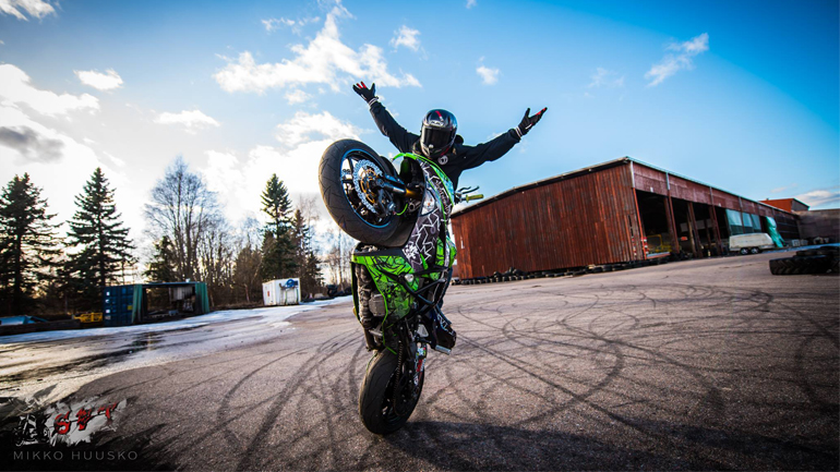 Stunt με μοτοσυκλέτες και ..κλαρκ στην αποθήκη