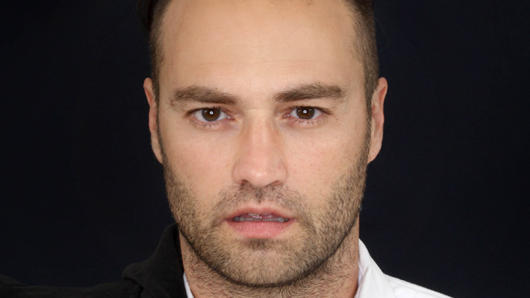 Ο Κώστας Φραγκολιάς στο «Μπαμπά μην ξαναπεθάνεις Παρασκευή…»