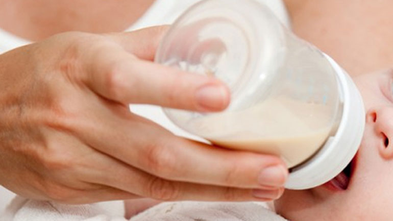 Μολυσμένο βρεφικό γάλα: 83 χώρες αφορά η επιχείρηση ανάκλησης προϊόντων του ομίλου Lactalis