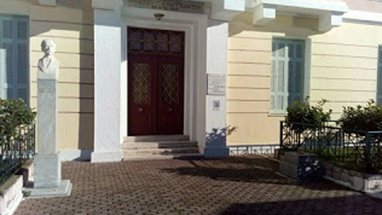 Άγνωστοι προκάλεσαν φθορές στην προτομή του Χαρ. Τρικούπη στο κεντρικό δημαρχείο Μεσολογγίου