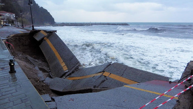 Κατέρρευσε ο δρόμος στον Άη Γιάννη Πηλίου