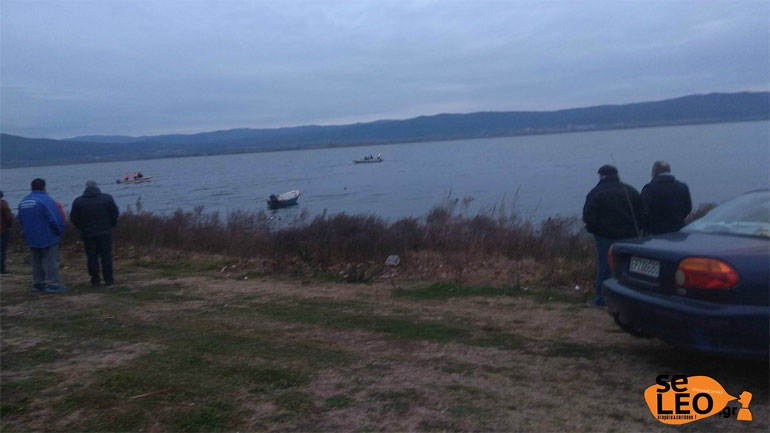 Μικρή Βόλβη: Άκαρπες οι έρευνες εντοπισμού των ψαράδων – Συνεχίζονται αύριο οι προσπάθειες