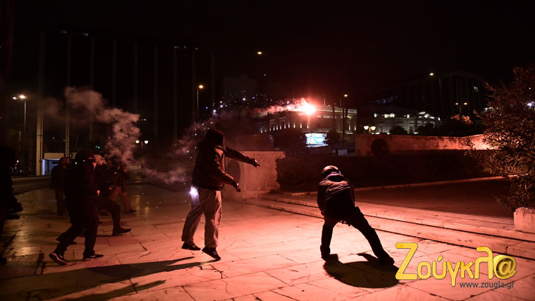 Eπεισόδια έξω από τη Βουλή, ξύλο, χημικά και φωτοβολίδες