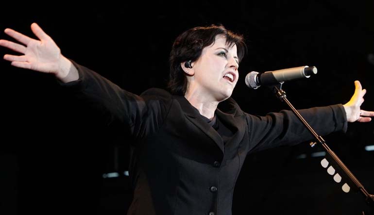 Απεβίωσε αιφνιδίως η τραγουδίστρια των Cranberries Ντολόρες Ο’ Ρίορνταν