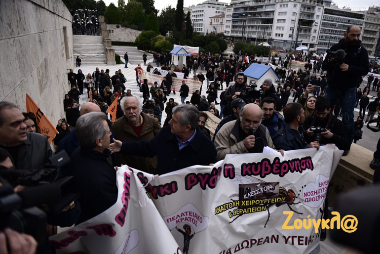Διαδηλωτές ζήτησαν από τις αρχές να περάσουν στον προαύλιο χώρο της Βουλής