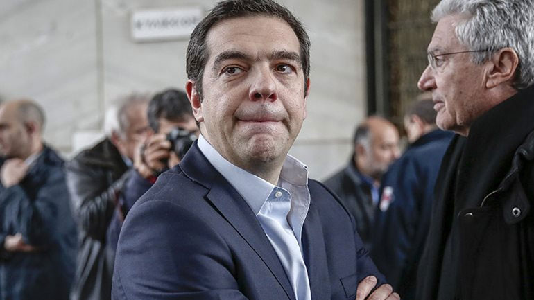 Η συγκίνηση του πρωθυπουργού στην κηδεία του συνεργάτη του Θ. Μιχόπουλου