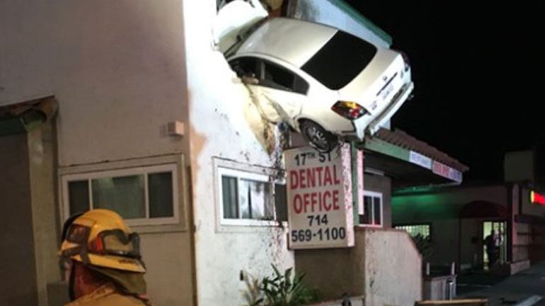 Πώς το έκανε αυτό; Αυτοκίνητο σφηνώθηκε στον πρώτο όροφο κτιρίου