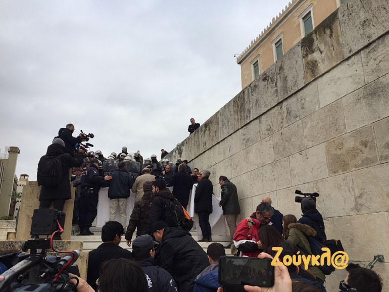 Αντιπροσωπεία των διαδηλωτών συνομίλησε με τις αστυνομικές δυνάμεις και αποχώρησε 