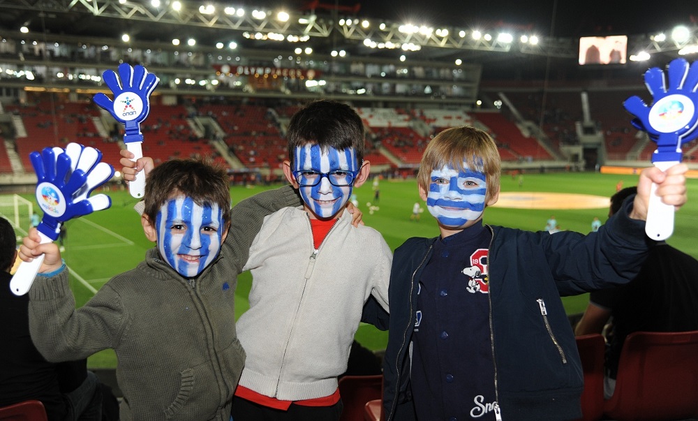 Μικροί φίλαθλοι της «Κερkidας ΟΠΑΠ» σε αγώνα της Εθνικής Ομάδας