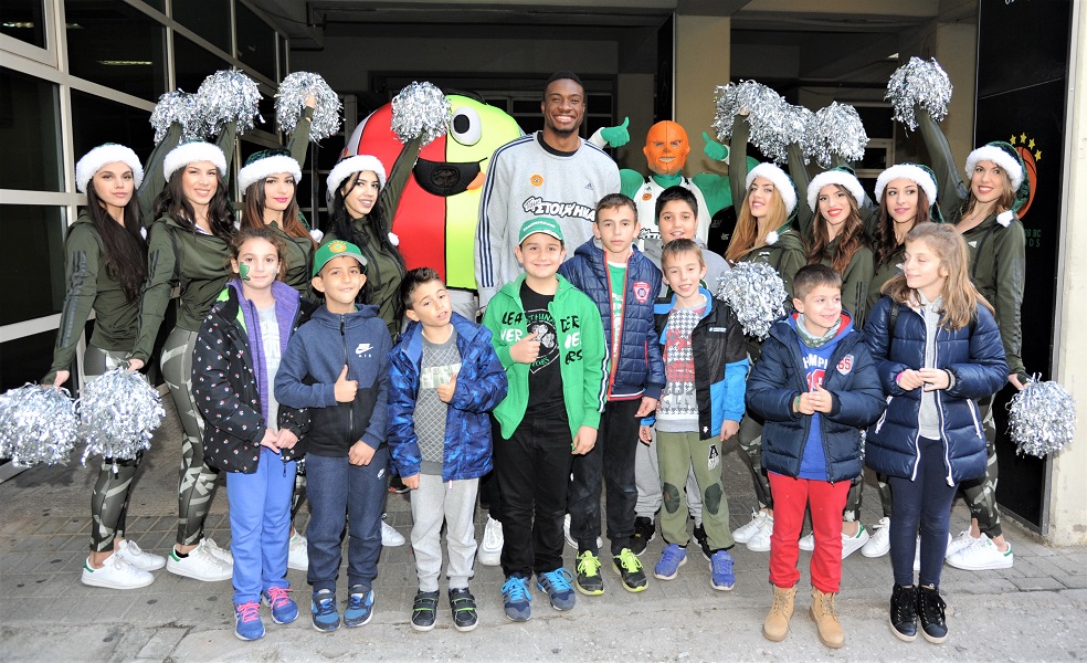 Ο Θανάσης Αντετοκούνμπο, ο Κερκίδας, ο Mr. Green, οι Fun Patrol και μικροί φίλαθλοι του Παναθηναϊκού Superfoods