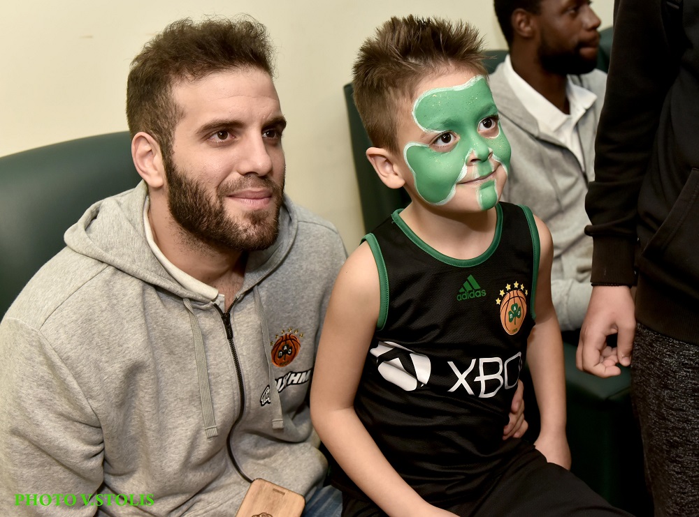 Ο Νίκος Παππάς με έναν μικρό φίλαθλο του Παναθηναϊκού Superfoods