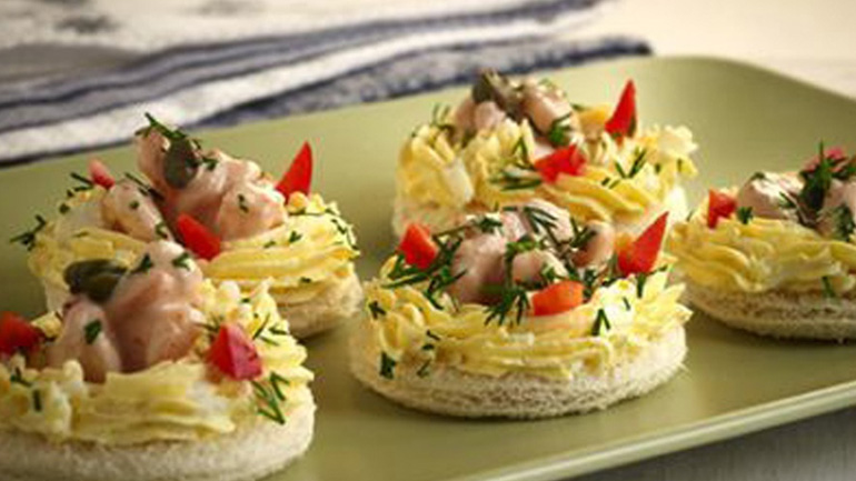 Καναπεδάκια με πατέ τόνου