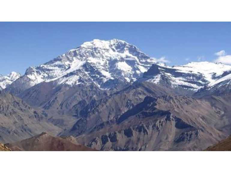 Η βουνοκορφή του όρους Ancocangua στην οποία έχασε τη ζωή του ο Δημήτρης Κωνσταντίνου, ενώ στο θέμα αναφέρεται και site της Αργεντινής