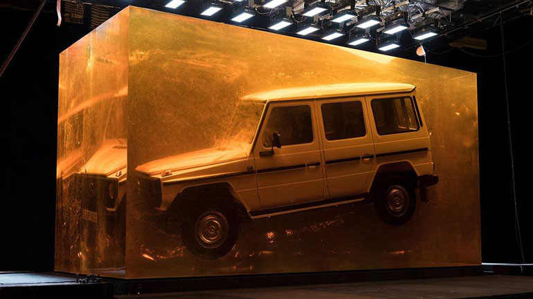 Έβαλαν τη Mercedes G-Class μέσα σε… «κεχριμπάρι»!