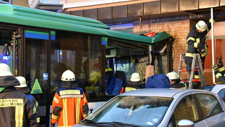 Γερμανία: Εκτός ελέγχου σχολικό λεωφορείο καρφώθηκε σε κτήριο – 48 τραυματίες