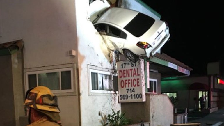 Video από το πιο τρελό τροχαίο: Το αυτοκίνητο «πετάει» και σφηνώνει στον πρώτο όροφο κτηρίου