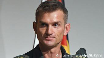 O διοικητής της επίλεκτης μονάδας, Ζερόμ Φουξ, προέρχεται από τους βατραχανθρώπους