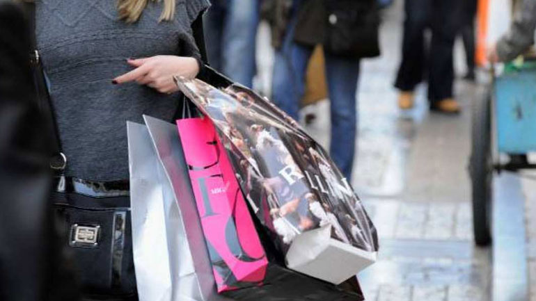 Ο Εμπορικός Σύλλογος καλεί τους καταναλωτές να επωφεληθούν από τα μεγάλα ποσοστά των εκπτώσεων