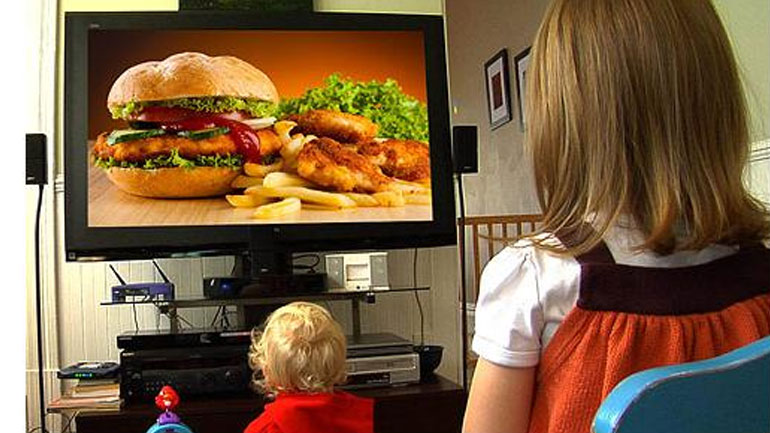 Οι έφηβοι που βλέπουν πολλές τηλεοπτικές διαφημίσεις το ρίχνουν μετά στο junk food