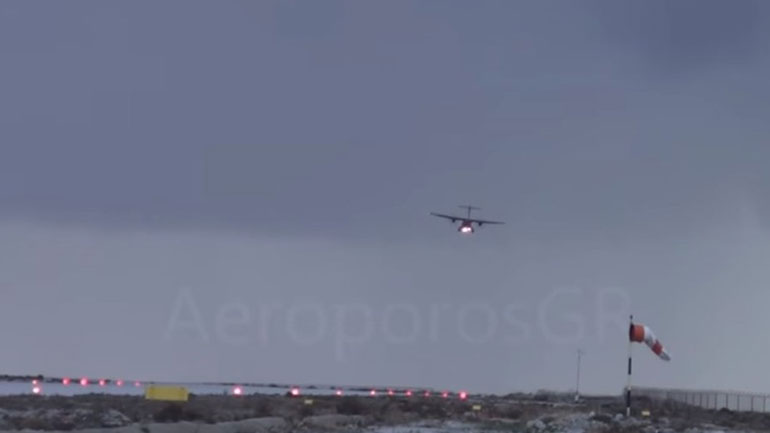 Αεροσκάφος «παλεύει» με τους ανέμους στην Κάλυμνο