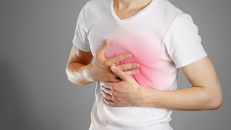 Πόνος στο στήθος: Πού μπορεί να οφείλεται, εκτός από την καρδιά