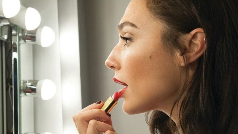 H Gal Gadot είναι η νέα μούσα της Revlon!