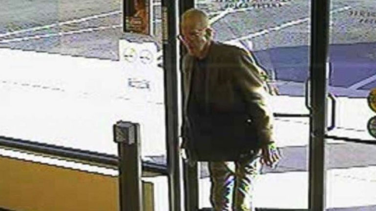 Ληστής ετών… 80: Μπήκε στην τράπεζα, πήρε τα χρήματα και έφυγε τρέχοντας