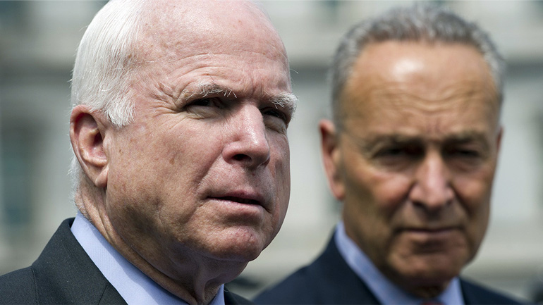 ΗΠΑ: Τζον Μακέιν εναντίον Τραμπ για τις επιθέσεις εναντίον των δημοσιογράφων