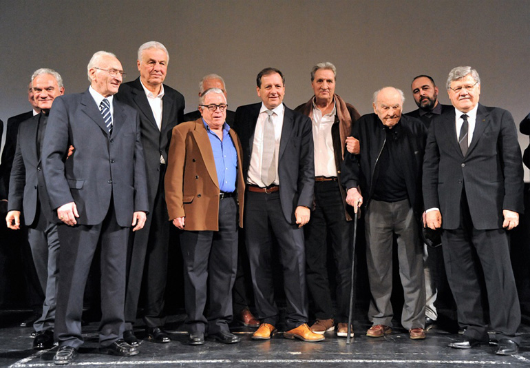 Ο πρόεδρος της ΚΑΕ ΑΕΚ Μάκης Αγγελόπουλος και ο σκηνοθέτης Τάσος Μπουλμέτης μαζί με τον προπονητή της ΑΕΚ 1968, Νίκο Μήλα, παλαίμαχους παίκτες της ομάδας και τον βετεράνο δημοσιογράφο Βασίλη Γεωργίου