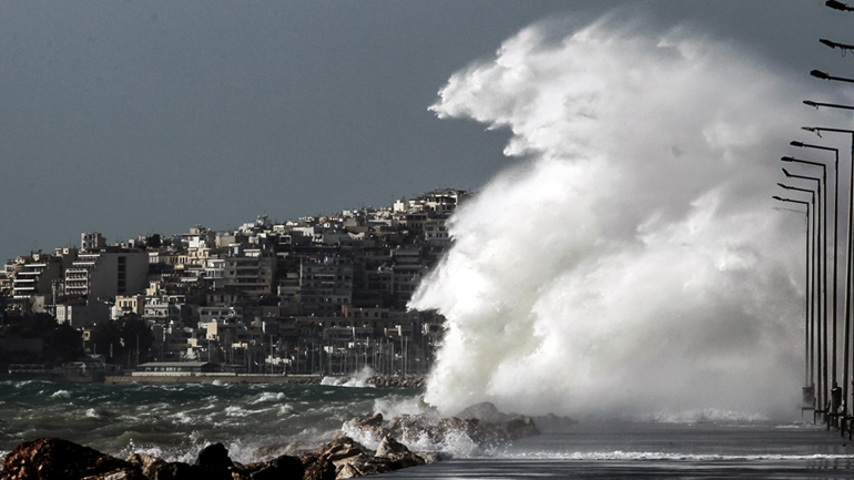 Θυελλώδεις άνεμοι σαρώνουν την Ελλάδα