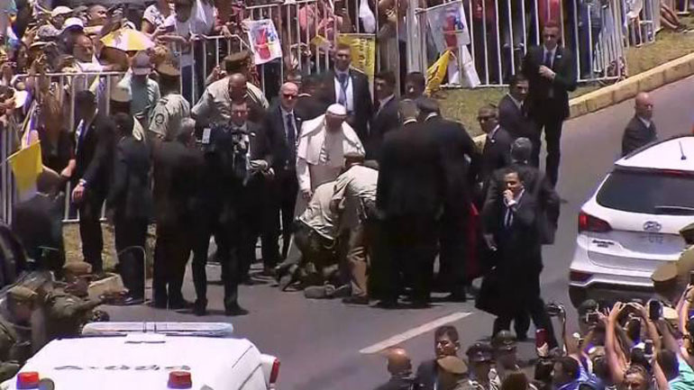 Χιλή: Ο Πάπας βοηθάει έφιππη αστυνομικό που έπεσε από το άλογό της!