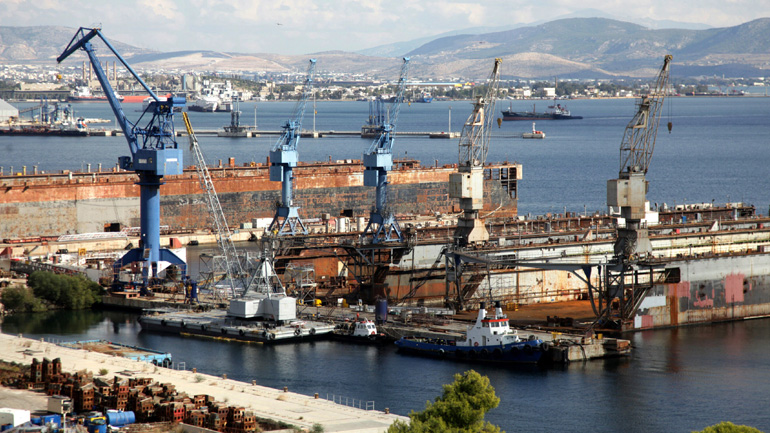 Έσπασαν οι κάβοι σε δύο παροπλισμένα πλοία στην Ελευσίνα λόγω ανέμων