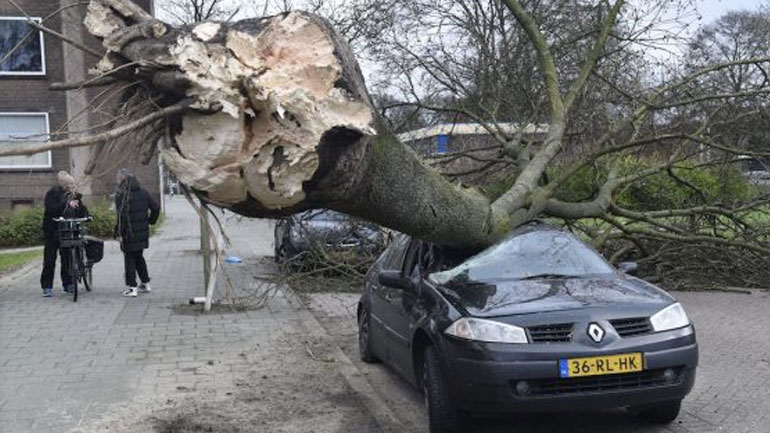 Φονική κακοκαιρία πλήττει την Ευρώπη Φονική κακοκαιρία πλήττει την Ευρώπη