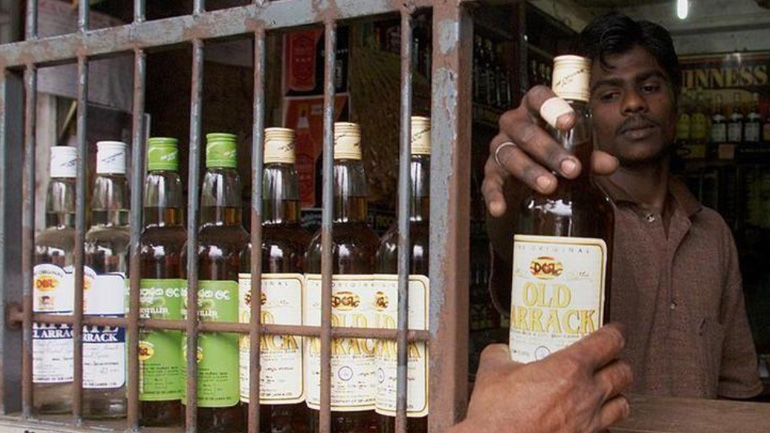 Σρι Λάνκα: Γυναίκες προσφεύγουν στο δικαστήριο κατά απόφασης που τους απαγορεύει να καταναλώνουν αλκοόλ