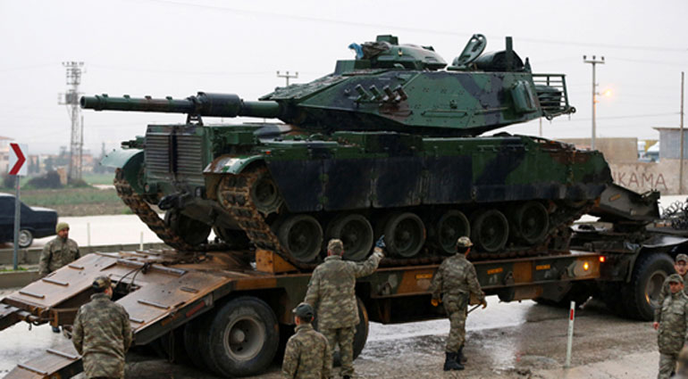 Τουρκικά άρματα μάχης μεταφέρονται στα τουρκο-συριακά σύνορα στην επαρχία Χατάι