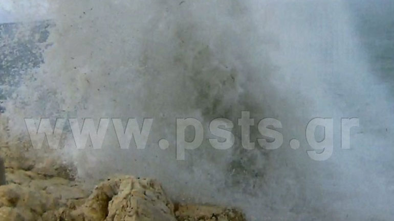 Τα κύματα «έπνιξαν» ολόκληρο το παραλιακό μέτωπο της Παροικίας Πάρου