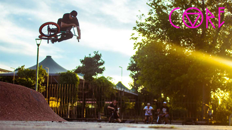 Ο κορυφαίος Έλληνας bmx rider Jason Eustathiou χώνει tricks στο Τορίνο