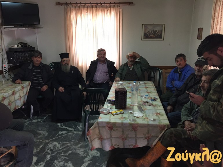 Μεγάλωσαν μαζί από παιδιά, όμως πια ίσως πρέπει να αποχωριστούν ο ένας τον άλλον, καθώς και να διακοπεί η ιστορική συνέχεια του χωριού τους...