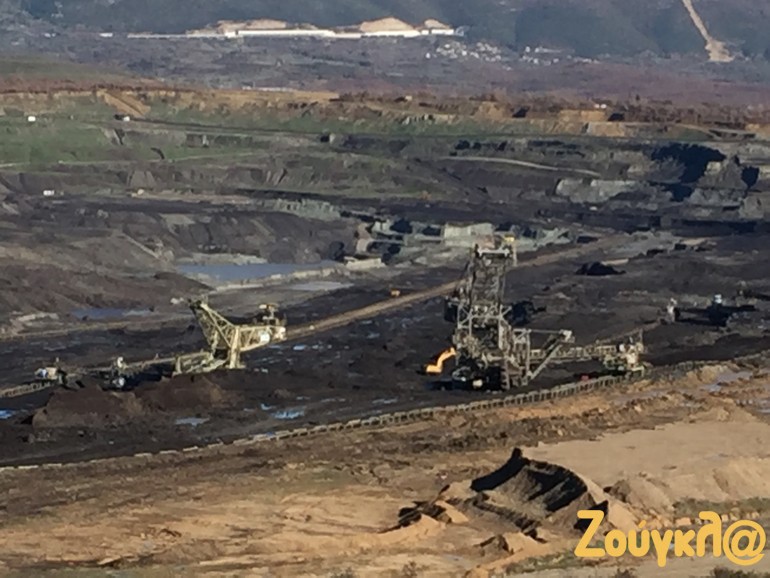 Εδώ εξορύσσεται το φθηνό -αλλά ιδιαίτερα ρυπογόνο περιβαλλοντικά- καύσιμο της χώρας, ο λιγνίτης. Οι μεγαλύτερες μονάδες υπάρχουν στην Πτολεμαϊδα και στη Μεγαλόπολη